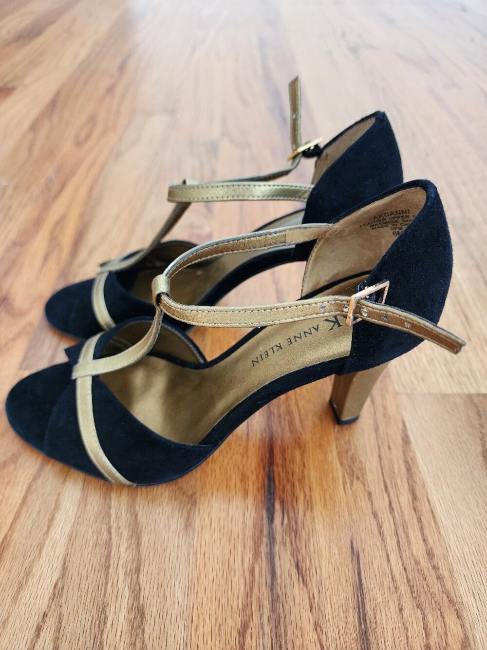 NWOT AK Anne Klein 'AKDANNI' Black & Gold T-Strap Suede Heels - 6M